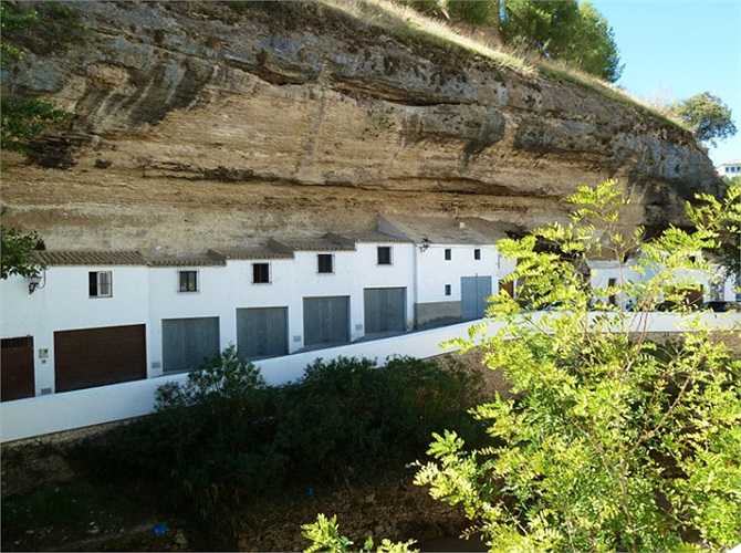 Ngay cả cái tên 'Setenil de las Bodegas' cũng là sự gợi nhớ hào hùng về 'hòn đá' này. Tiếng Lanting, có nghĩa là 'bẩy lần không'.