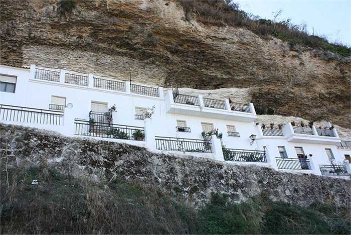 Cái tên này được cho là bắt nguồn từ việc người Moor sống ở vùng đất này xưa kia chống lại sự xâm nhập của đạo giáo Kitô.