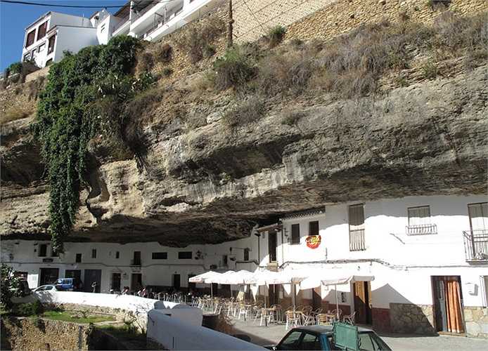 Trải qua nhiều lần chống cự và sau đó vùng đất này đã chịu sự khuất phục vào lần thứ 7 và nơi đây đã trở một địa điểm ngự trị của Cơ Đốc giáo đến tận bây giờ.