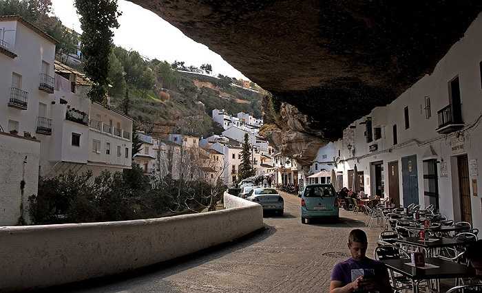 Thời xa xưa, khi khoa học chưa phát triển, các biện pháp giữ tươi thực phẩm khi thu hoạch còn chưa có, người dân vùng này đã tận dụng lợi thế mát mẻ của hẻm đá như một kho bảo quản để chứa thực phẩm.