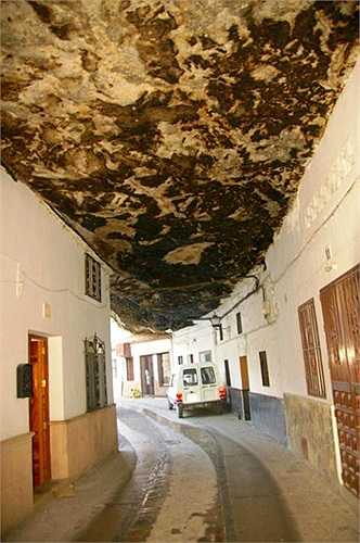 Với danh tiếng và 'kiến trúc' độc đáo, thị trấn Setenil ngày nay đã trở thành một địa điểm du lịch hấp dẫn của Tây Ban Nha.