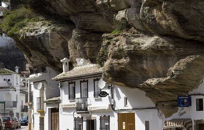 Hàng năm, có hàng vạn lượt khách du lịch đến đây để được thưởng ngoạn cảnh quan và thử cảm giác được sống dưới 'bầu trời đá'.