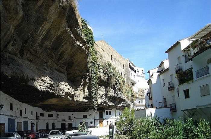 Đó chính là quần thể sống của thị trấn Setenil de las Bodegas, một thị trấn thuộc tỉnh Cádiz của Tây Ban Nha.