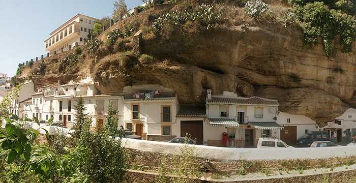 Thị trấn có dân số gần 4.000 người. Tất cả cùng trú ngụ dưới một tảng đá khổng lồ qua bao đời nay. 