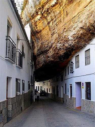 Do kiến tạo địa chất các mỏm đá đua ra phía ngoài, tạo ra một khoảng rỗng sâu trong lòng núi.