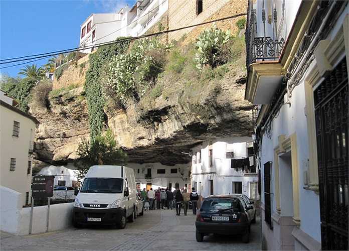 Con người đã tận dụng khoảng trống này tạo ra những căn nhà có một không hai trên thế giới. Thị trấn đã tạo nên phong cách 'kiến trúc' độc đáo, gần gũi với thiên nhiên chưa từng có.