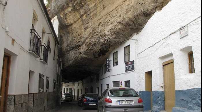 Đây là sự lựa chọn có thể nói là hoàn hảo của con người nơi đây. Phía dưới tảng đá khổng lồ là không gian tốt nhất để có được sự mát mẻ của mùa hè và ấm áp vào mùa đông.