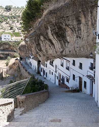 Việc xây dựng nhà cửa cũng tiết kiệm đáng kể. Họ chỉ cần xây một vách mặt tiền và ngăn vách giữa hai nhà kế cận là đã có một căn nhà vững trãi, kín đáo, hoàn hảo.