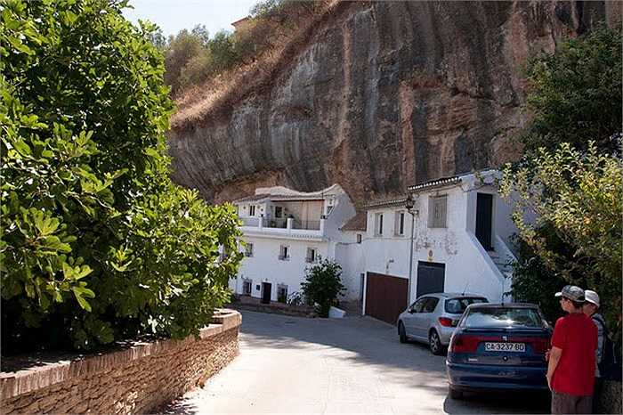 Theo sử sách, thị trấn Setenil được hình thành và có lịch sử rất lâu đời. Từ thế kỷ I, đây là nơi chiếm đóng của quân đội La Mã.