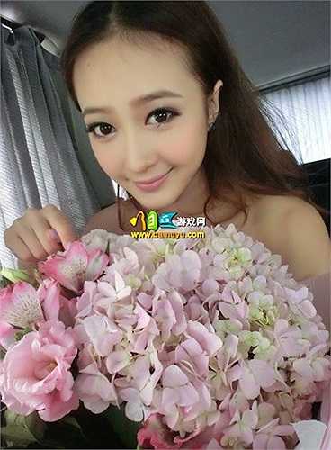 Cô sở hữu làn da trắng nõn, đôi mắt to tròn thơ ngây và khuôn mặt đầy vẻ thánh thiện ...