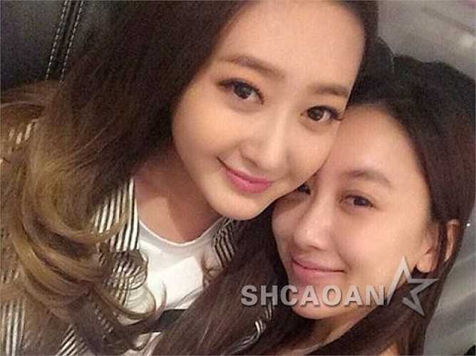 Lạc Thi đọ sắc với 'đàn chị'.