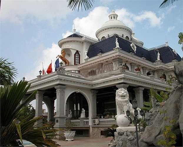 Đây là toà lâu đài của vợ chồng đại gia đất Cảng có tên Linh Nga, được xây dựng trên một khuôn viên đất rộng lớn đặt tại đường Văn Cao - TP Hải Phòng.