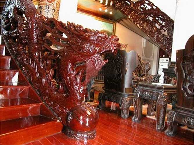 Ngôi nhà không chỉ được xây dựng bề thế và sang trọng mà các sản phẩm nội thất bên trong cũng là các loại gỗ tự nhiên vô cùng quý hiếm.