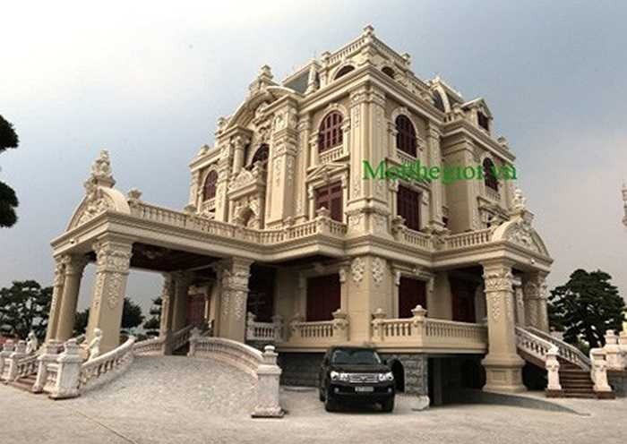 Lâu đài Tổng Hải Sơn của đại gia Phủ Lý (Hà Nam) có diện tích hơn 3.000 m2, bốn mặt tiền, với chi phí xây dựng khoảng 100 tỉ đồng là một trong những lâu đài đắt bậc nhất Việt Nam hiện nay.