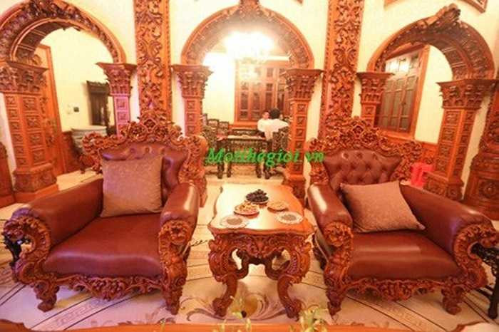 Tuy nhiên, toàn bộ nội thất của tòa lâu đài mới thực sự đắt giá và hoành tráng. Những cây gỗ gõ đỏ quý hiếm phục vụ cho công trình này đều có tuổi đời hàng trăm năm.