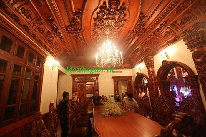 Để có được sự hoàn mỹ, gia chủ đã không ngần ngại bỏ thêm hàng tỉ đồng để thiết kế lắp đặt hệ thống đèn cao cấp cho lâu đài. Vì vậy, xét về độ tinh xảo, cầu kỳ, nội thất gỗ của tòa lâu đài Tổng Hải Sơn không thua kém bất cứ tòa lâu đài nào trên thế giới, kể cả những tòa lâu đài, cung điện của Châu Âu.