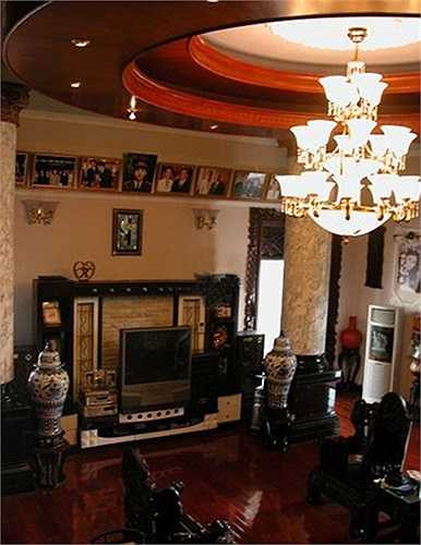Gia chủ đã phải chi hàng chục tỷ đồng đầu tư cho bộ nội thất sang trọng này.