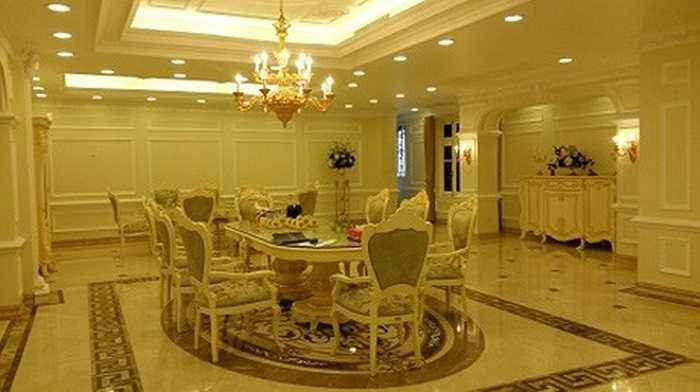 Với những chất lượng đồ nội thất cao cấp, hệ thống chi tiết hoa văn, phào chỉ được dát vàng hoàn mỹ, tinh xảo. Những món đồ này đều có giá trị tiền tỷ.