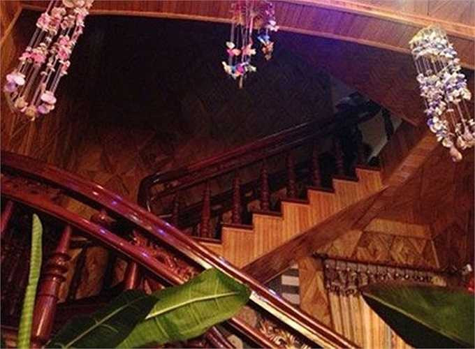 Ông này cũng không tiếc tiền đầu tư cho dinh thự của mình các loại gỗ quý với họa tiết tinh xảo như biệt phủ của vua chúa.