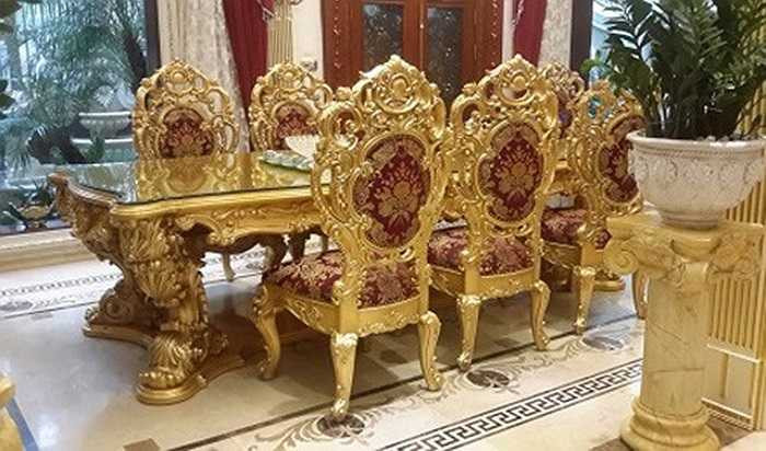 Toàn bộ nội thất bên trong đều được dát vàng tỉ mỉ để ngôi biệt thự trở thành một trong những công trình kiến trúc 'khủng' nhất Thủ đô.