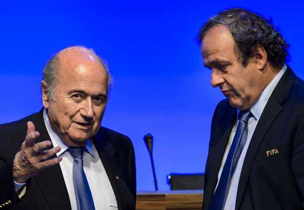 Platini (trái) vốn không ủng hộ Blatter