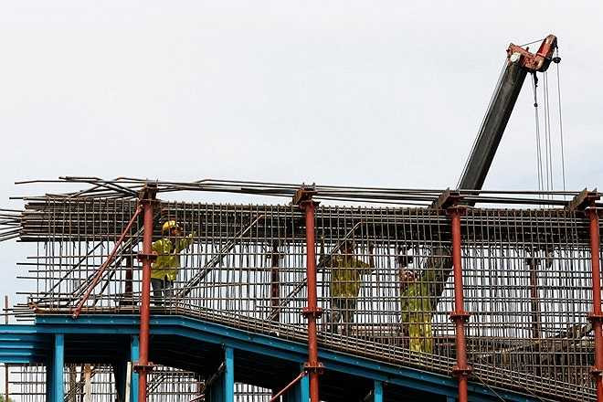 Công nhân công ty cổ phần Sông Đà 6 gấp rút thi công. (Ảnh: Infonet)