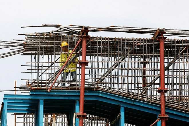 Tuyến đường sắt này sử dụng công nghệ đường sắt nhẹ trên cao, có hệ thống kiểm soát tàu tự động cùng với điều khiển của lái tàu, cổng thu soát vé tự động, công nghệ thẻ không tiếp xúc. Tốc độ khai thác tàu tối đa 80km/giờ và có 13 đoàn tàu với 4 toa/tàu hoạt động, giãn cách đoàn tàu từ 4-6 phút. (Ảnh: Infonet)