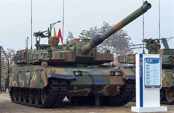 K2 Black Panther có trọng lượng 55 tấn, tốc độ tối đa là 70km/h