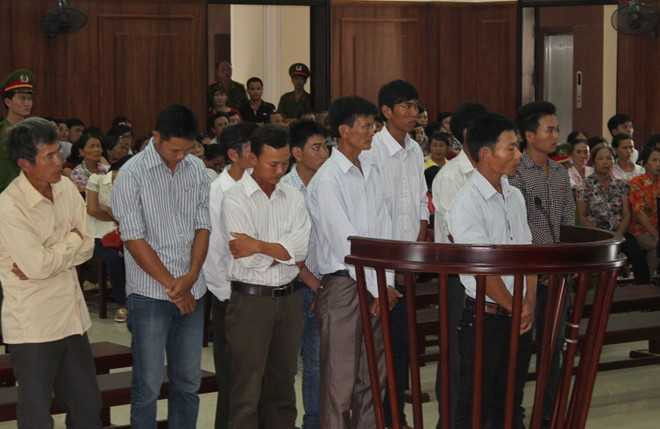 Hàng trăm người thuê ôtô đi xem xử vụ đánh chết 'cẩu tặc'