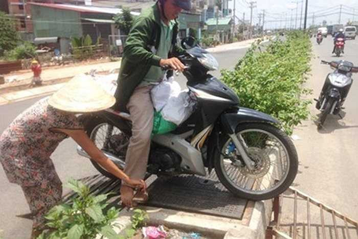 Ông Minh Tuấn, chủ trại cá gần đình Bình Chánh than thở: 'Từ sáng đến chiều, người dân đi làm, đi công chuyện hoặc con cái chúng tôi đi học… ở khu trung tâm quận Thủ Đức phải chạy xe xuống tận ngã 3 trại cá sấu Hoa Cà rồi chạy ngược lên đường Kha Vạn Cân xa nhiều km. Đó là chưa kể, những lúc giờ cao điểm cùng lúc tàu hỏa chạy qua thì thảm cảnh kẹt xe khiến ai cũng khổ sở'.