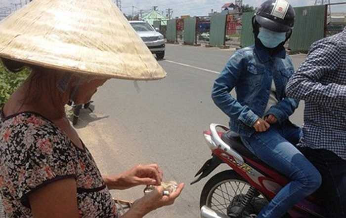 'Nhiều chủ xe máy thấy đường đẹp, lại sợ ùn tắc ở Kha Vạn Cân nên có ý định đi qua tuyến đường vừa thi công xong nhưng chưa thông xe này. Tuy nhiên, chạy gần đến cầu Gò Dưa thì họ bị hàng rào đóng chặt buộc phải quay lại. Nhiều người ngại đi xa nên 'vui vẻ' bỏ ra 2.000 đồng chạy qua vỉ sắt của tôi', bà Ba, người làm cầu sắt thu phí chia sẻ.
