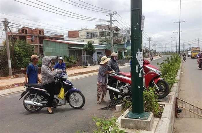 Cũng theo bà Ba, mỗi ngày từ sáng đến chiều, nếu chịu khó bà cũng kiếm được hơn trăm ngàn đồng để góp chút tiền chợ với chồng. Tuy nhiên theo bà, 'nghề lạ' này chỉ tồn tại thêm vài ngày vì đến dịp lễ 2/9 tuyến đường này sẽ cho xe lưu thông.