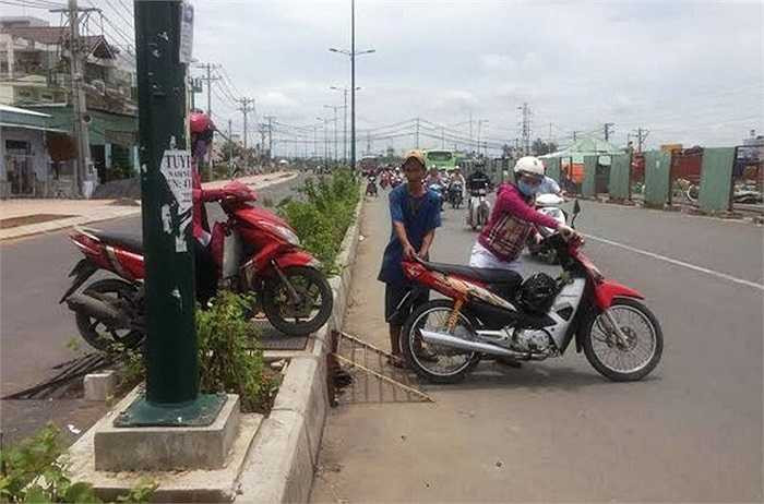 Vào giờ cao điểm đi lại, người con trai của bà Ba cũng có mặt để phụ mẹ.