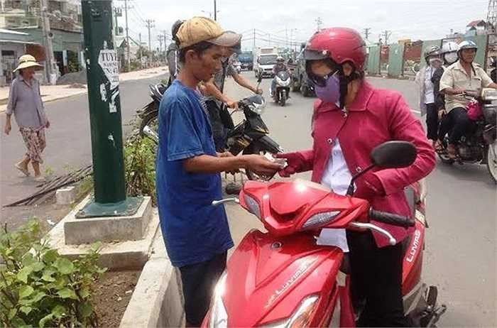 Đa số người tham gia giao thông khi phát hiện hàng rào bị đóng đều đồng ý trả phí 'qua cầu' của mẹ con bà Ba.