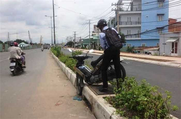 Tuy nhiên cũng không hiếm trường hợp tự nhấc xe vượt qua đường như thế này để 'tiết kiệm'.