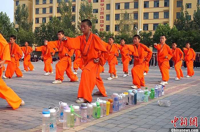 Các cầu thủ nhí của Học viện Thiếu Lâm đi biểu diễn.