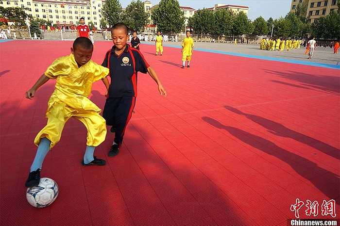 Và thi đấu đấu giao hữu.