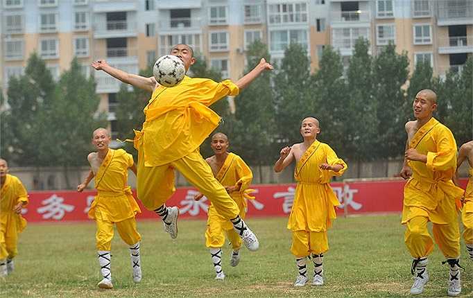 Sự ra đời học viện nhận được sự ủng hộ của Liên đoàn bóng đá Trung Quốc. Để khích lệ thầy trò học viện Thiếu Lâm, CFA đã tặng 1.000 quả bóng.