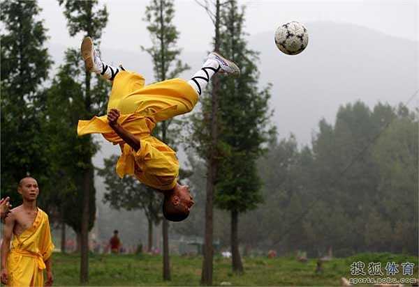 Hiện nay, học viện có hơn 40 học viên theo học. Ngoài ra, nhằm nâng cao kỹ chiến thuật cho các cầu thủ nhí trong chùa, giới chức chùa Thiếu Lâm còn mời cả huấn luyện viên người Cameroon Tchami về làm việc tại đây.