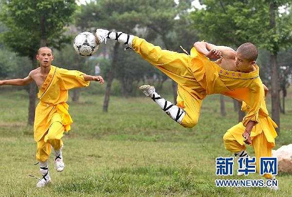 Trả lời NCN, nhà sư Thích Diên Lỗ cho biết: 'Võ thuật và bóng đã có nhiều điểm tương đồng. Chúng tôi muốn đưa tinh thần của võ thuật Thiếu Lâm vào trong bóng đá, nhằm đưa bóng đá Trung Quốc lên một tầm cao mới'.