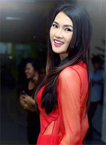 Nữ diễn viên xinh đẹp khoe nhan sắc mặn của bà mẹ một con trong mẫu váy cut-out táo bạo. Anh Thư tiết lộ, cô đang quay những cảnh cuối cùng của bộ phim 'Dừng bước giang hồ'. Cô vào vai trùm băng đảng móc túi có vẻ ngoài bặm trợn nên để tóc tém cho phù hợp với vai diễn.