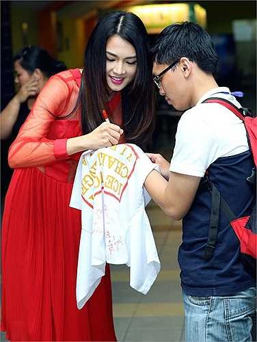 Chân dài chia sẻ, cô từng lớn lên ở khu vực xóm nghèo, biết rõ những cạm bẫy ở đây nên dễ dàng vào vai. Sau phim này, Anh Thư tiếp tục góp mặt trong phim mới 'Lật mặt', đóng cặp cùng Trí Quang và Quốc Thái. Hiện cô cũng cân nhắc tham gia dự án phim nhựa của nhà sản xuất Trần Trọng Dần (phim Bẫy cấp 3, Ngôi nhà trong hẻm).