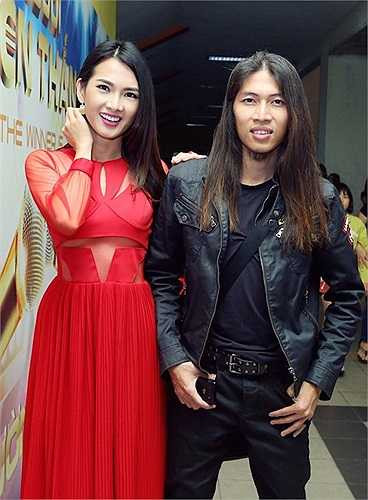 Anh Thư chụp ảnh cùng rocker Viết Thanh.