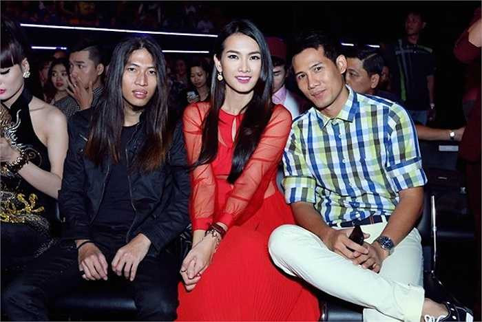 Anh Thư rạng rỡ và nổi bật dưới hàng ghế khán giả.