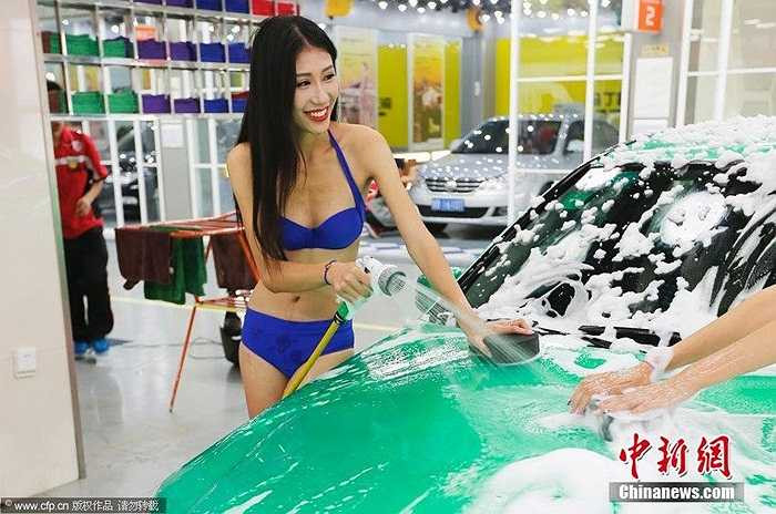 Ông chủ tiệm bảo dưỡng ô tô ở Thanh Đảo, Trung Quốc mới đây đã thuê người mẫu về tạo dáng rửa xe để thu hút khách