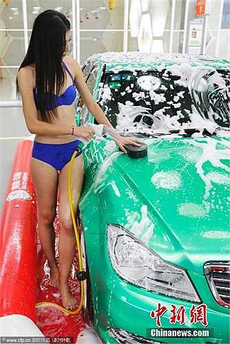 Những người mẫu diện bikini rửa xe khiến nhiều người chú ý