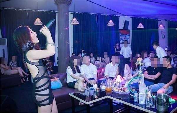 Trong khi dư luận đang mất thiện cảm dần với Hương Tràm vì cách cư xử vô ơn với diva Thu Minh và những ồn ào xung quanh chuyện đời tư, phẫu thuật thẩm mỹ, thì một lần nữa, cô lại tự đánh mất hình ảnh trong sáng, dễ thương vì những bộ cánh phản cảm. 