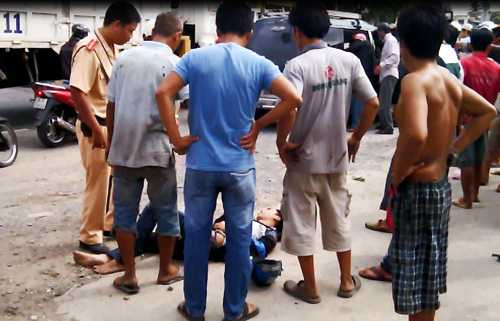 Xe tải cảnh sát giao thông đâm 3 người bị thương