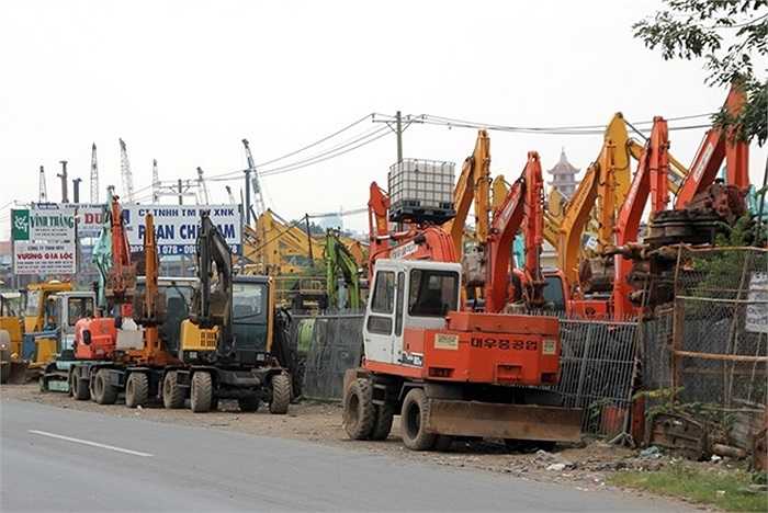 Trên đoạn đường dài chừng 1km nhưng có đến hàng trăm công ty, cửa hàng bày bán những loại xe, máy cơ khí cũ, hầu hết đều đã qua sử dụng được nhập từ các nước Nhật, Hàn Quốc, Đài Loan... 