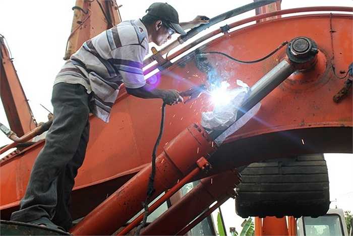 Những chiếc hư hỏng nặng sẽ bị rã toàn bộ để lấy linh kiện sửa chữa, lắp ghép cho những chiếc hư hỏng nhẹ. 